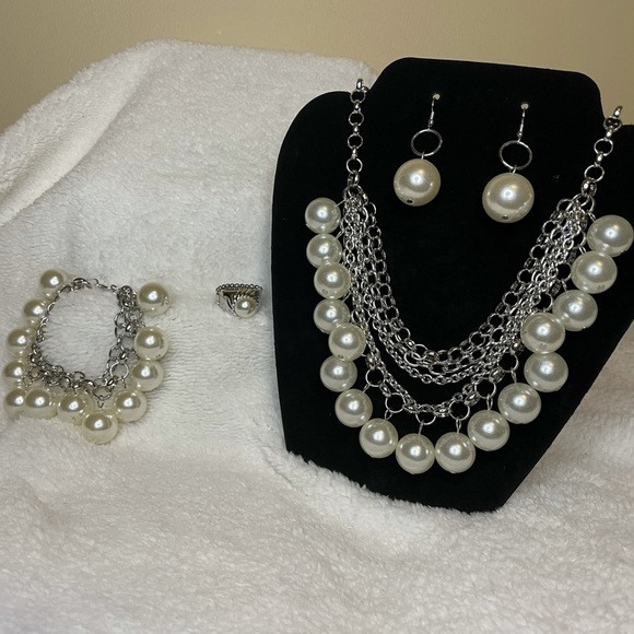 Lucy Perl Set - Picture 1 of 13